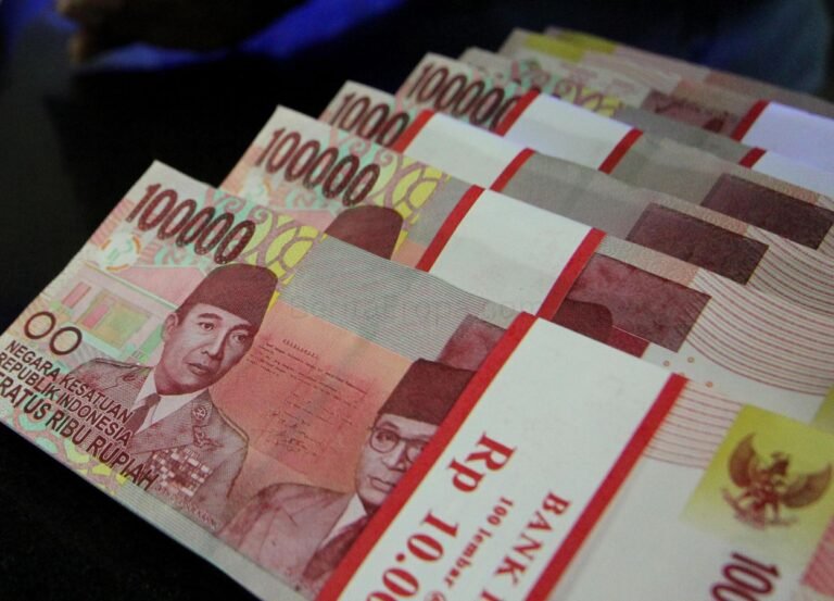 Rupiah Dibuka Melemah ke Rp17.879 per Dolar AS