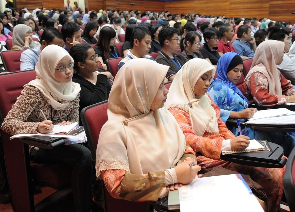 Italia Siapkan Batas Siswa Asing dan Larangan Jilbab