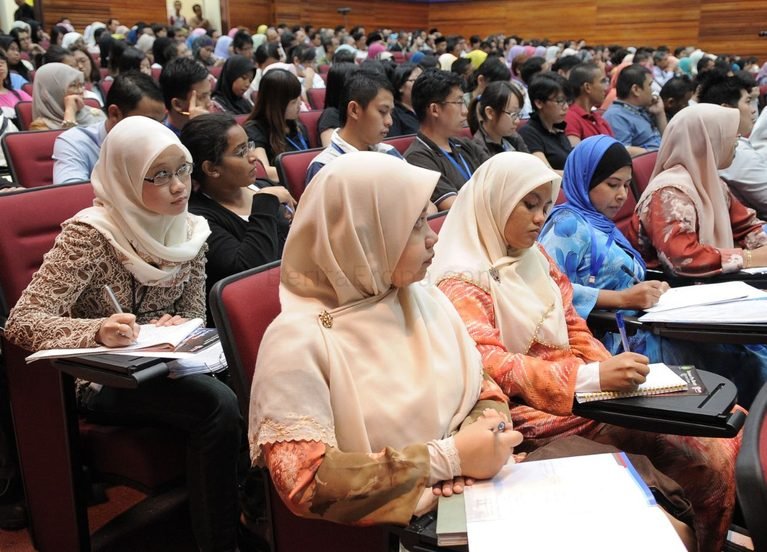 Italia Siapkan Batas Siswa Asing dan Larangan Jilbab